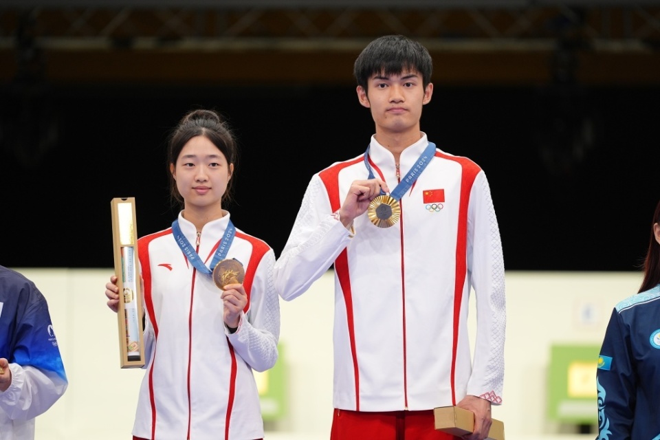 奋力拼搏！运动员们为国争光(运动员的付出的艰辛为国争光的运动员)