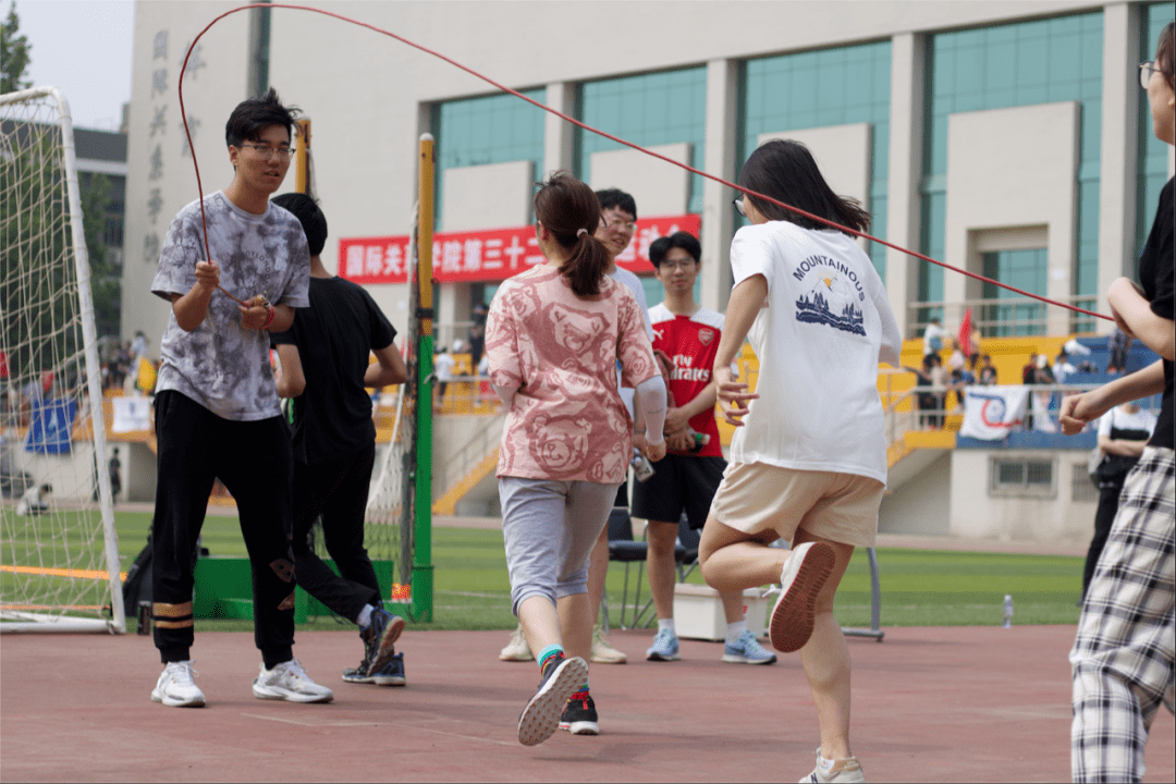 包含紧凑节奏，比赛上演直播风云，球员斗志昂扬的词条