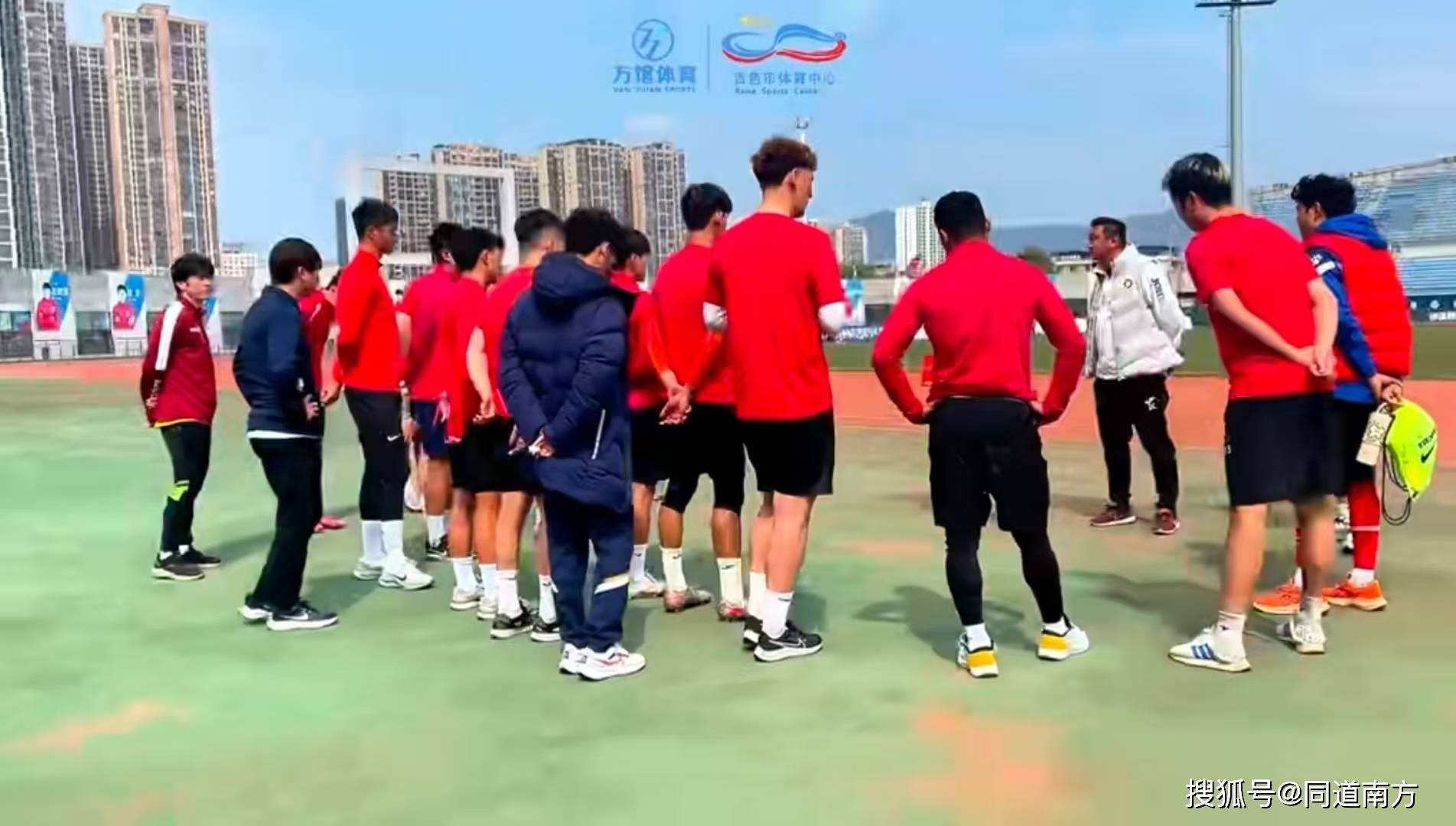 包含球队备战新赛季，战术演练再度加强的词条