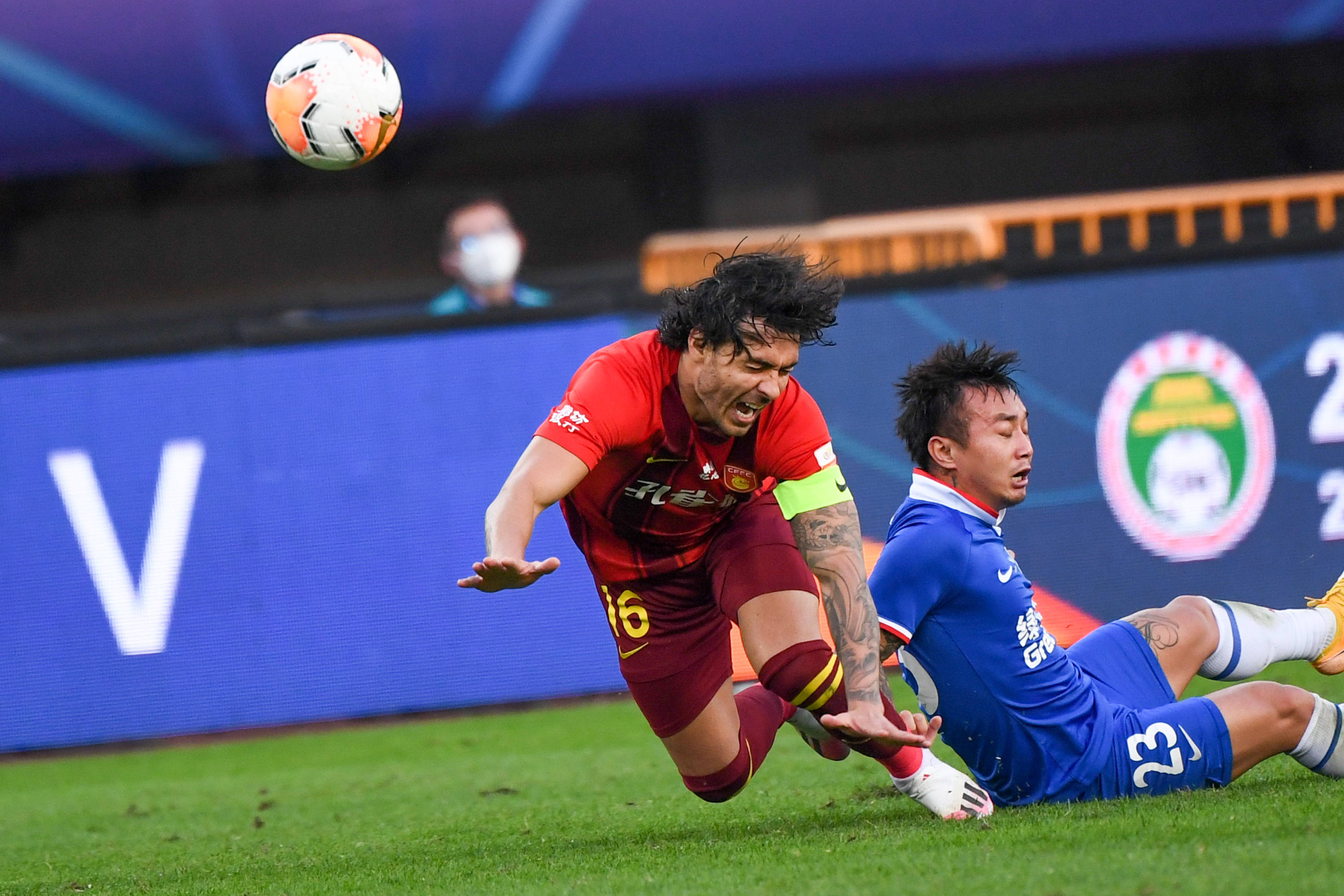 上港力拼保级：主场对阵河北华夏幸福，谁将笑到最后？的简单介绍