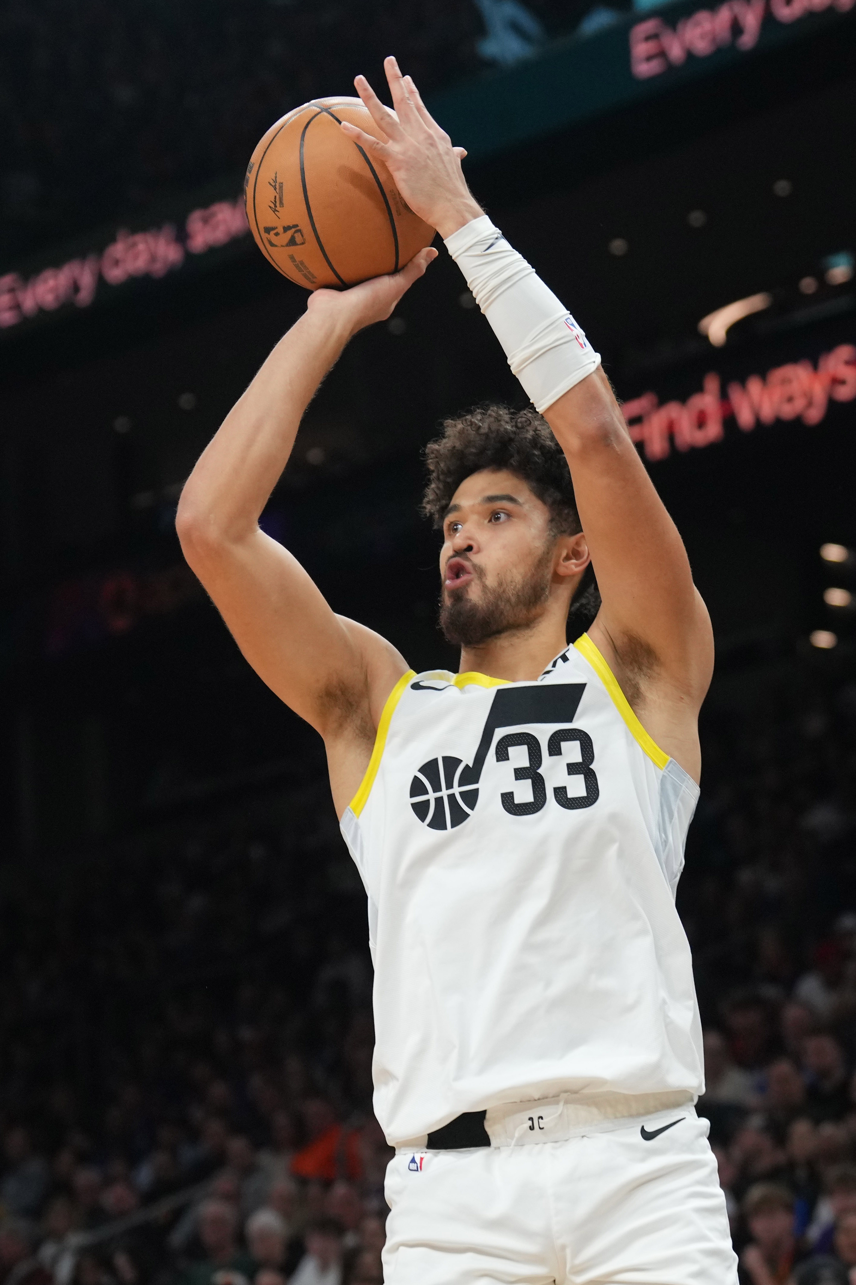 关于爵士队防守端表现出色，成为球队强项的信息