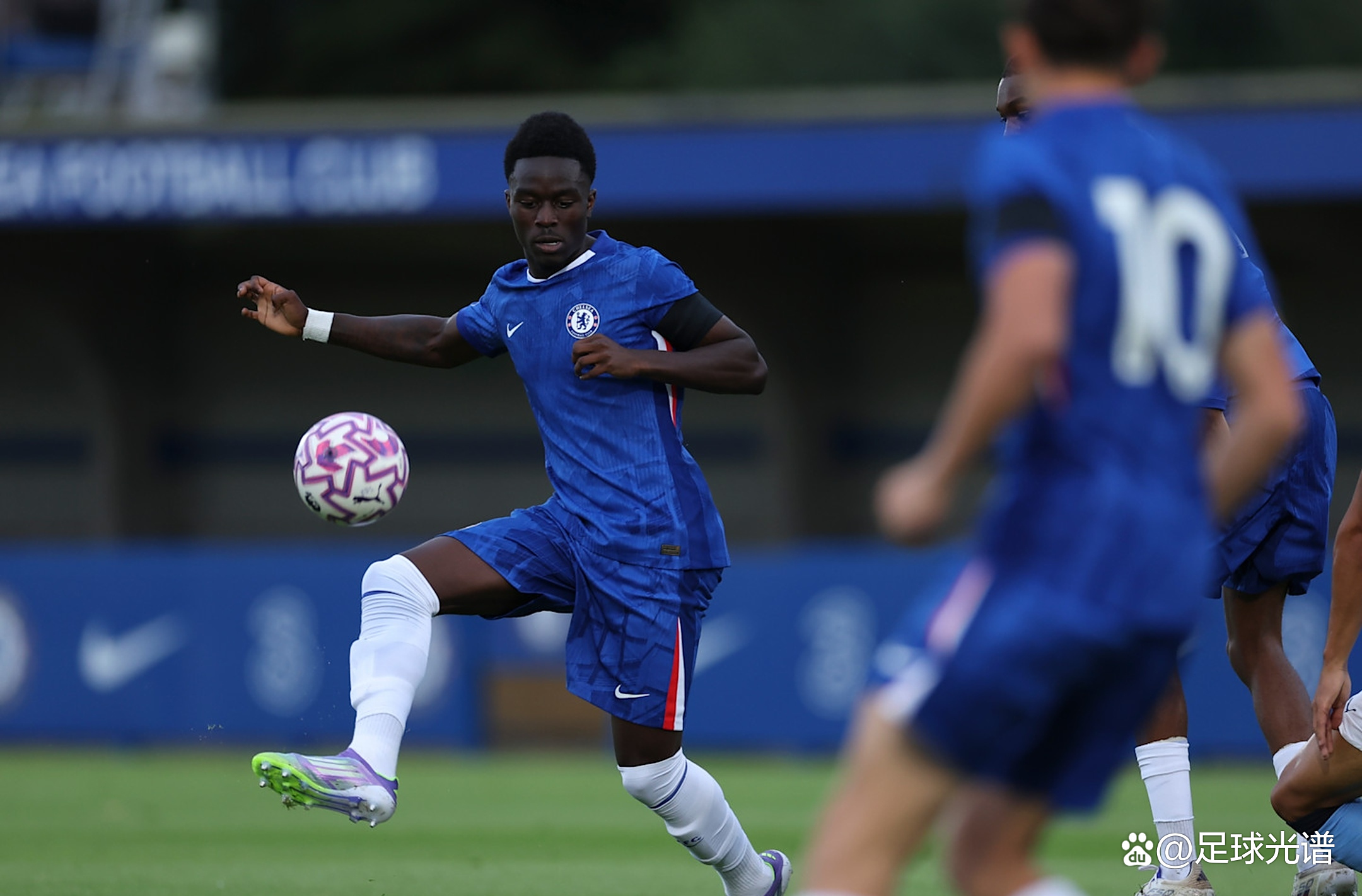 包含切尔西遭遇不利局面，教练组面临考验的词条