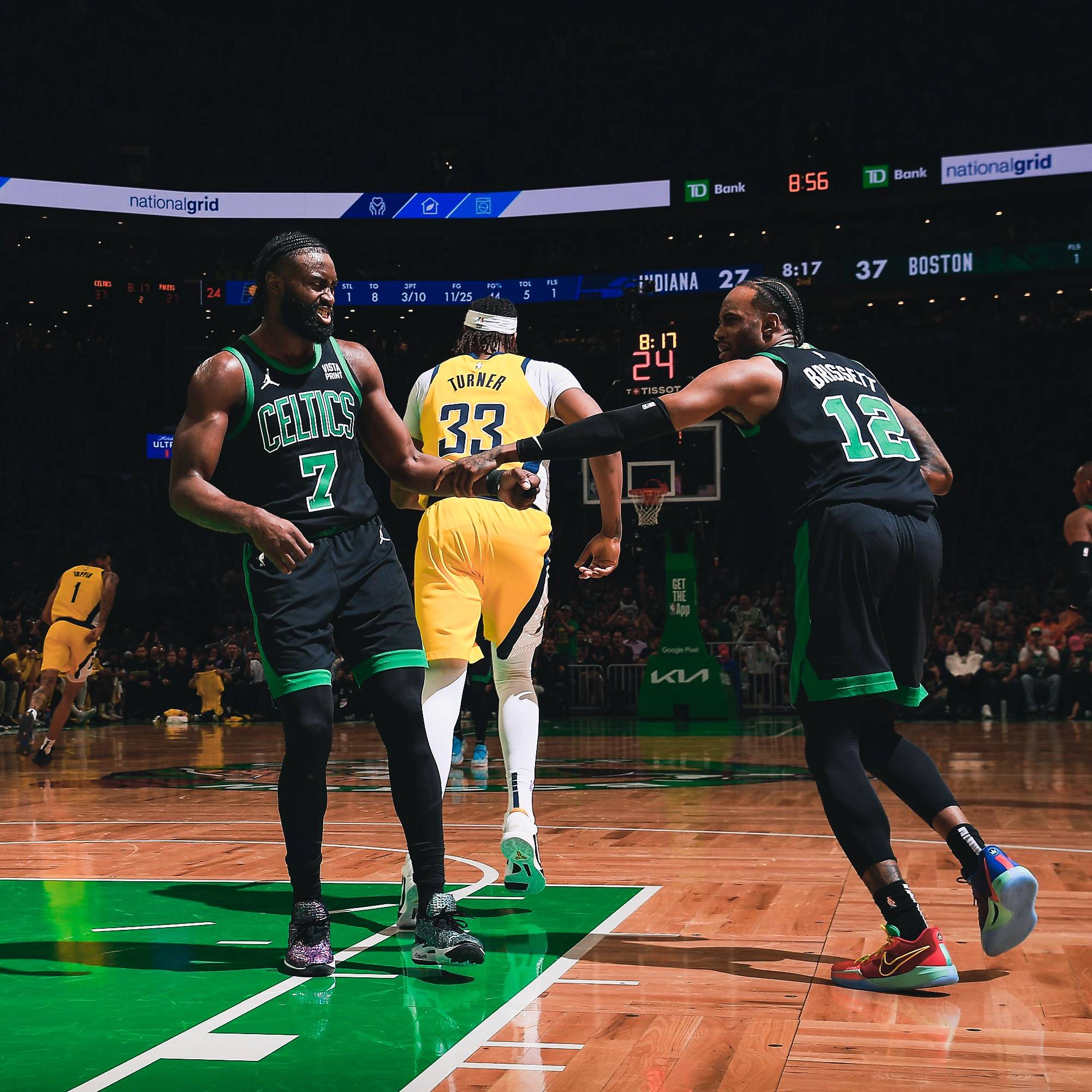 步行者赢得对阵凯尔特人的激烈战斗