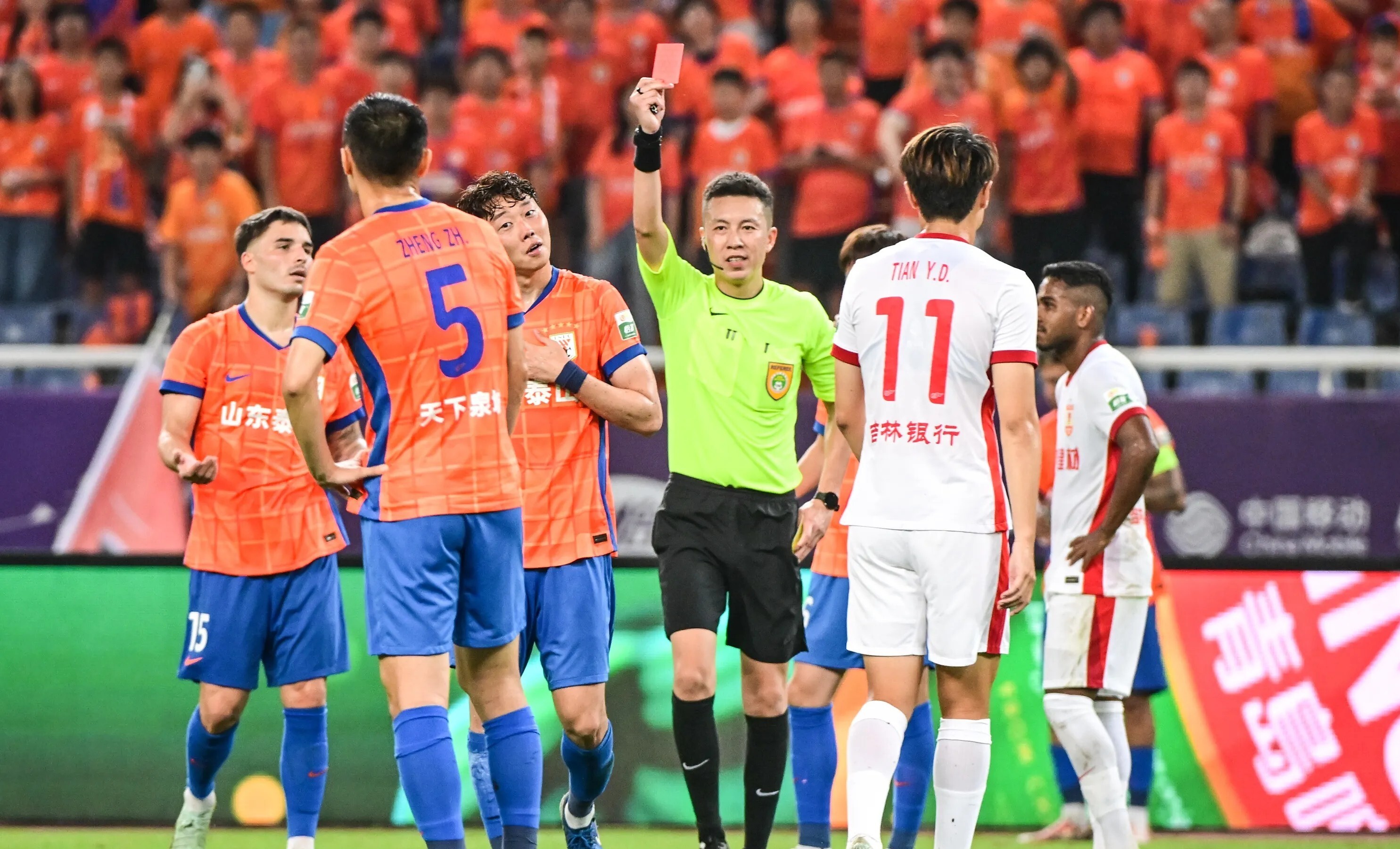 恒大逼平上港：角逐中超冠军剩余局面的简单介绍