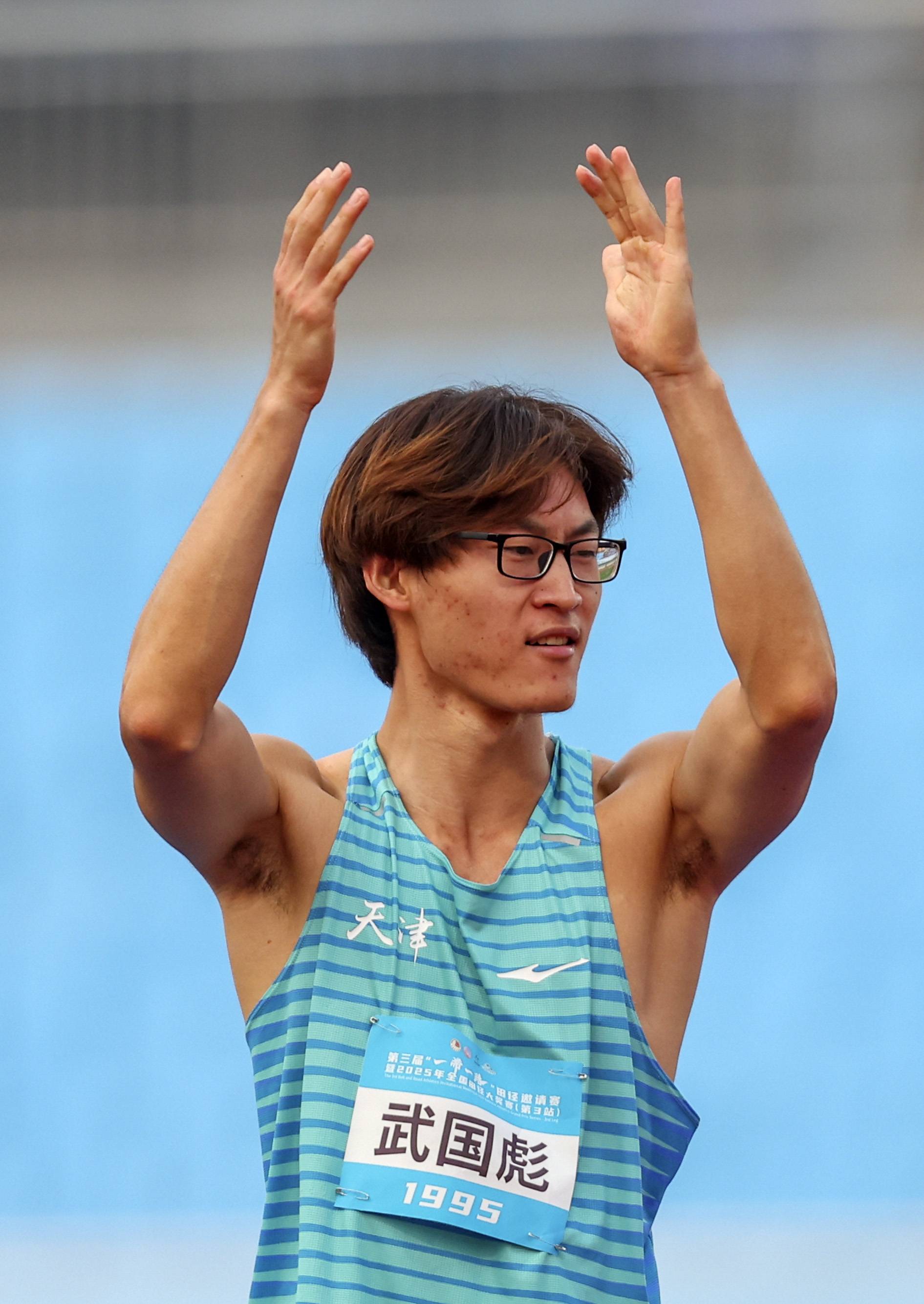 田径比赛冠军诞生，观众欢呼不止的简单介绍