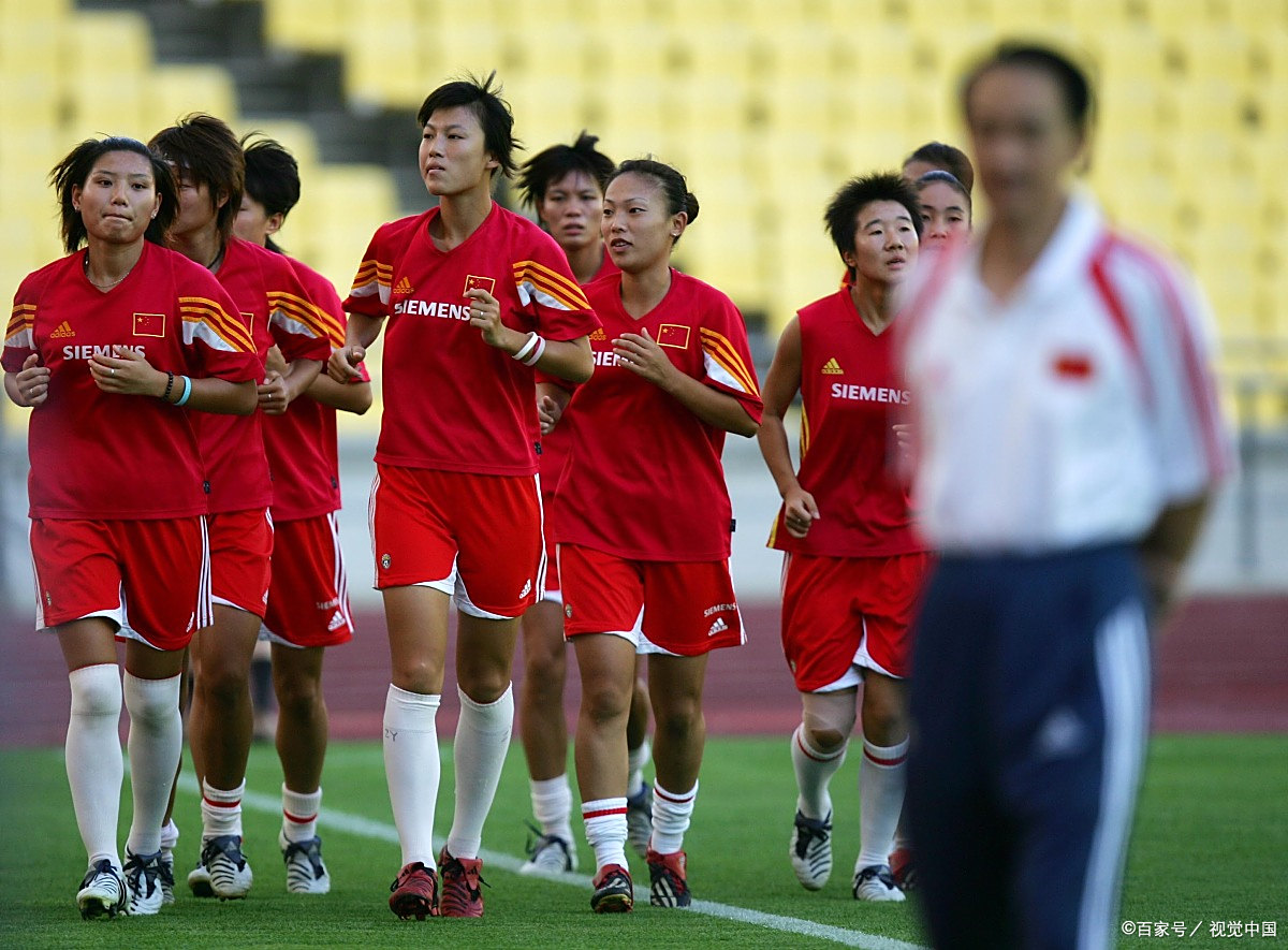 关于胜负未卜，女足比赛现场观众热情高涨的信息