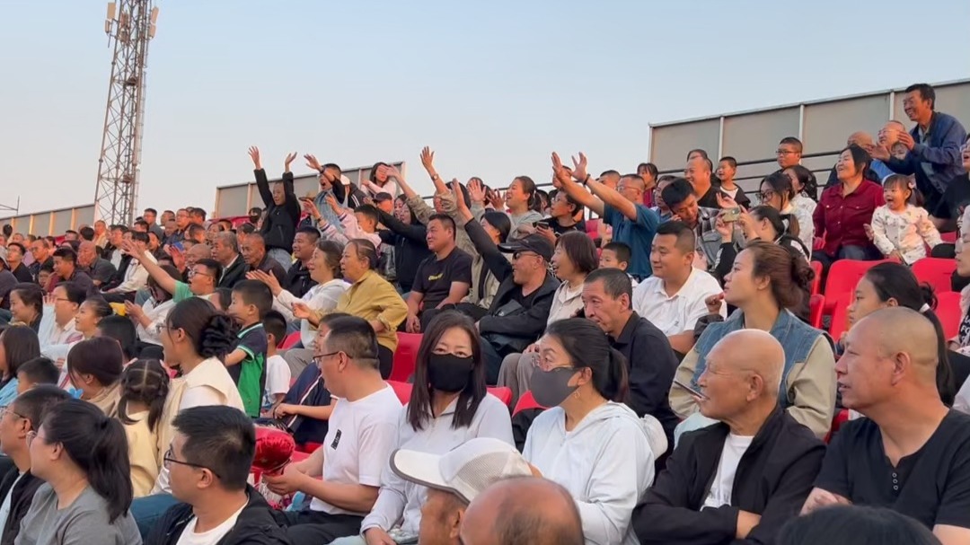 现场气氛火爆，观众尽情呐喊