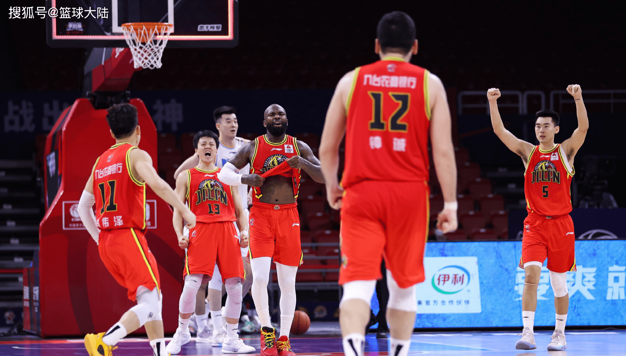 马赛队完成绝地反击取得胜利