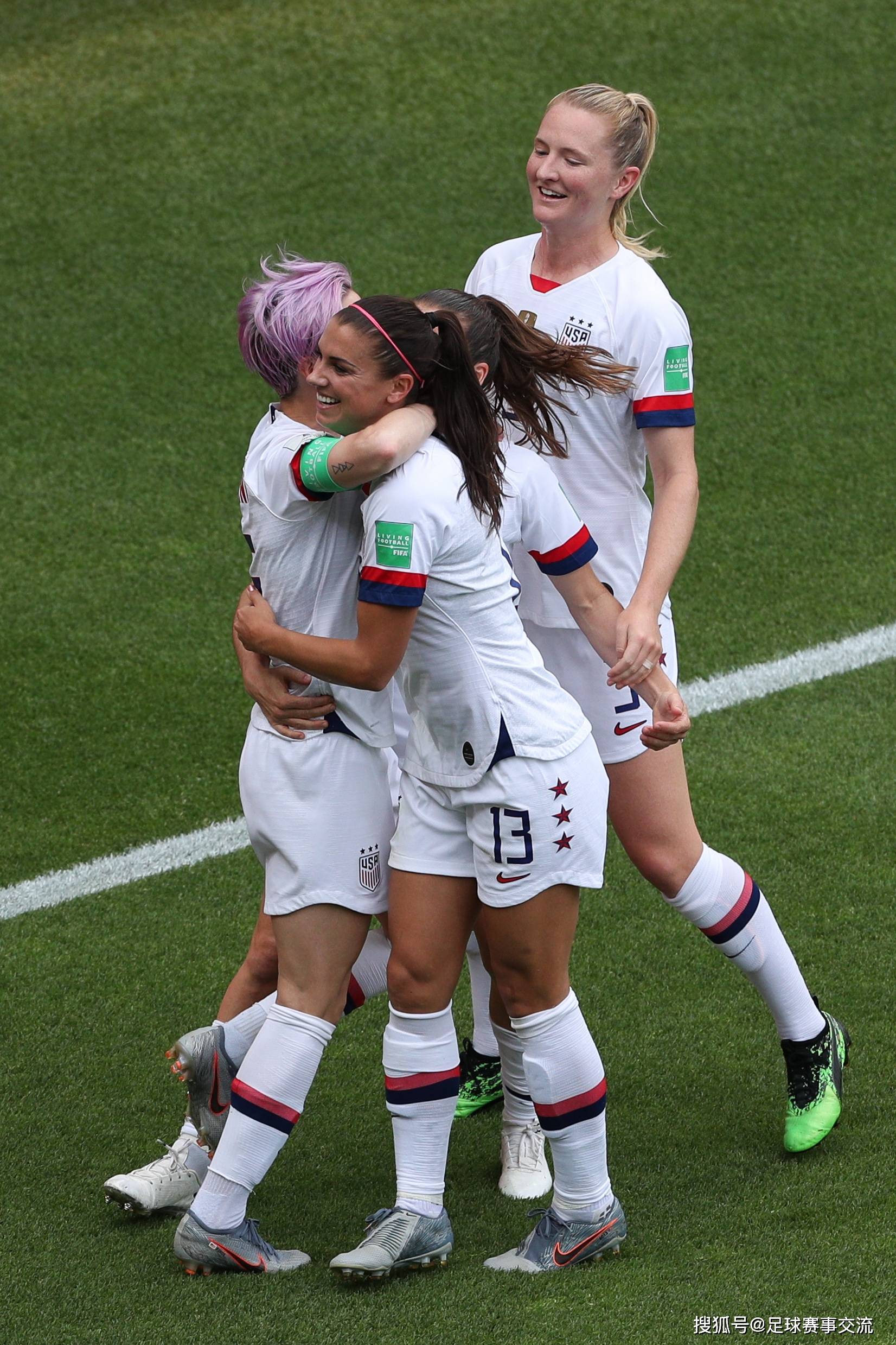 南美洲女足球赛争夺激烈