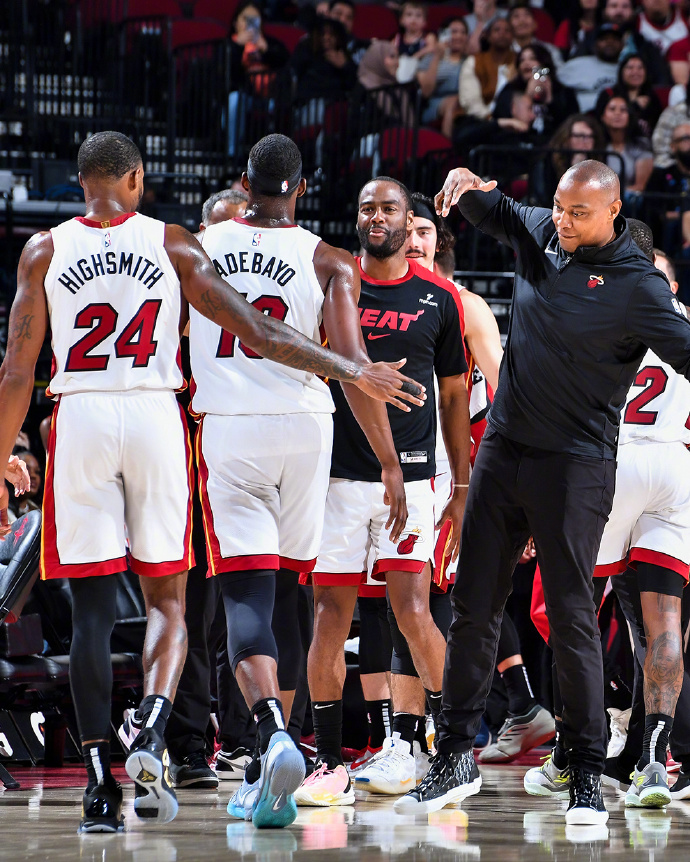 od体育下载-黄蜂队主场逆转骑士，终结两连败