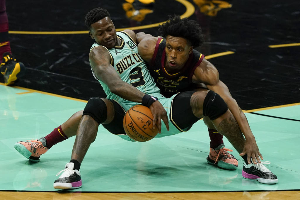 黄蜂队主场逆转骑士，终结两连败