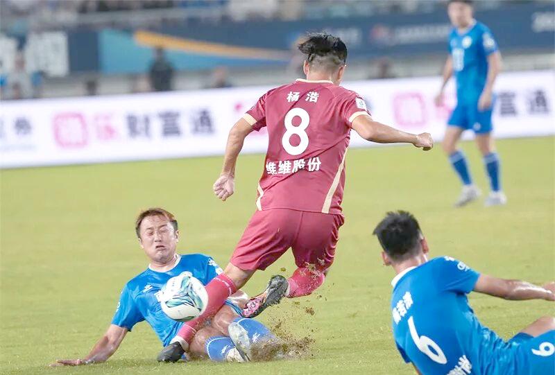 国内足球联赛展开激烈对决